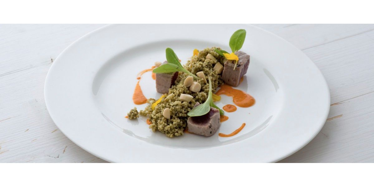 Cous cous con gazpacho di pomodoro e tataki di tonno