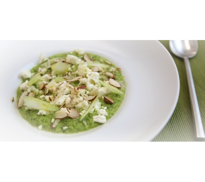 Crema di zucchine allo zenzero con feta mandorle e sedano