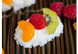 Dessert di sushi con frutta fresca e gocce di latte di coccoalt