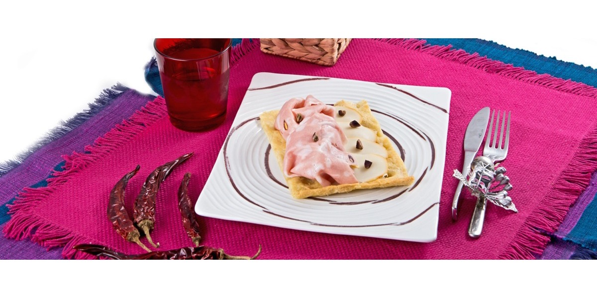 Focaccia con scamorza affumicata, mortadella e pistacchi