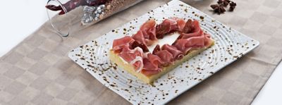 Focaccia con squacquerone, crudo di Parma e pomodori secchialt