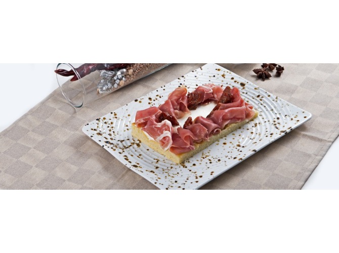 Focaccia con squacquerone, crudo di Parma e pomodori secchialt