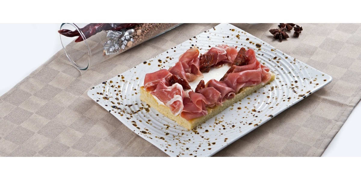 Focaccia con squacquerone, crudo di Parma e pomodori secchi