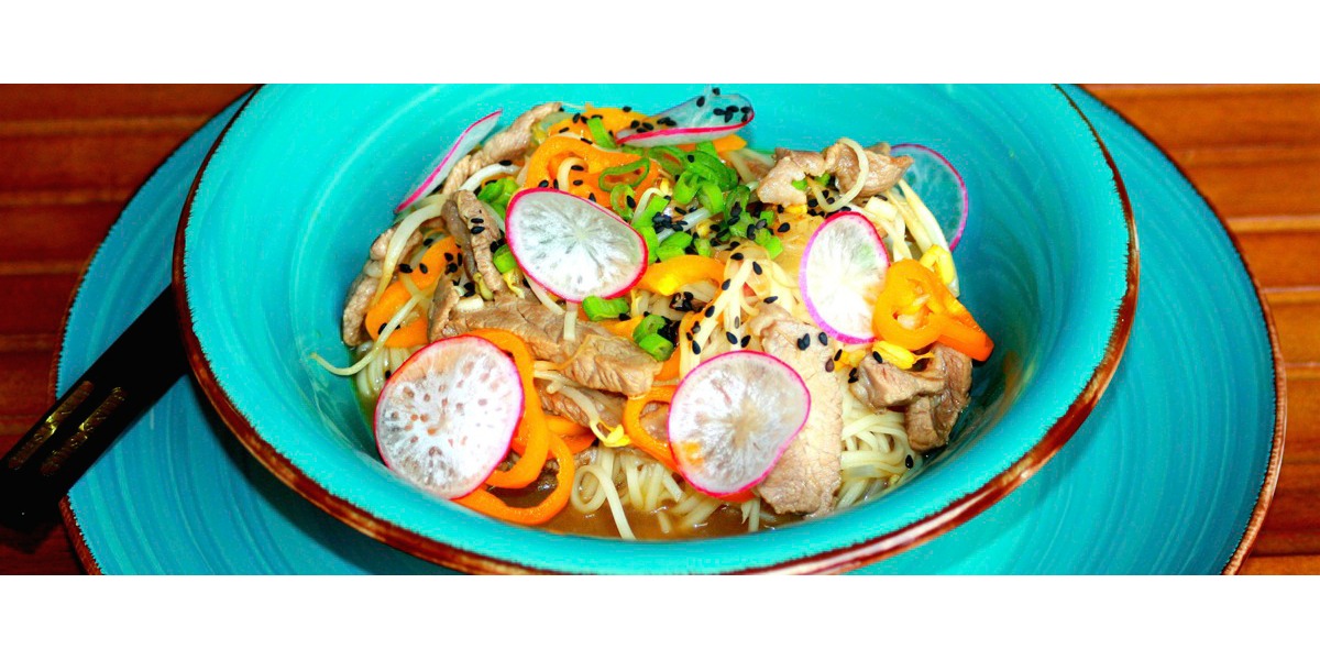 Noodles con maiale in agrodolce e verdure