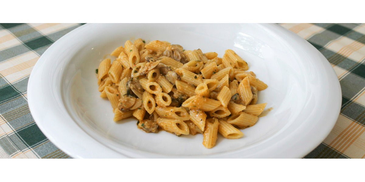 Pennette con crema di ceci e vongole