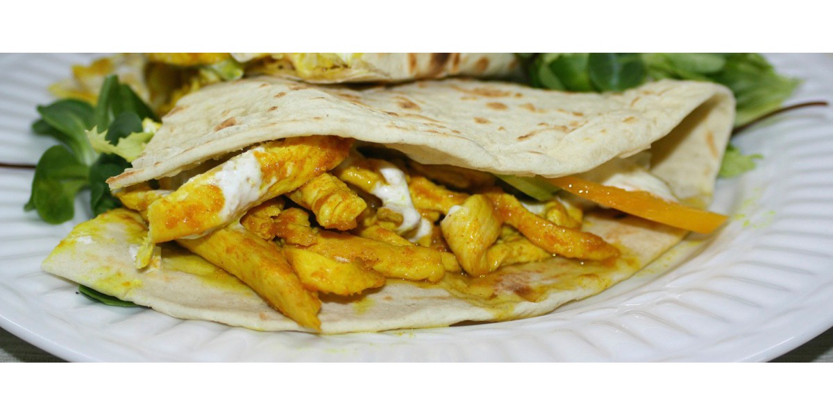 Piadina con pollo e salsa alla curcuma