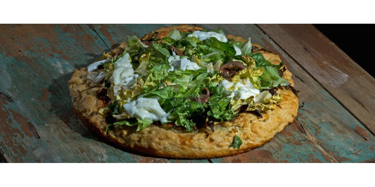 Pizza gourmet con mozzarella di bufala e scarola