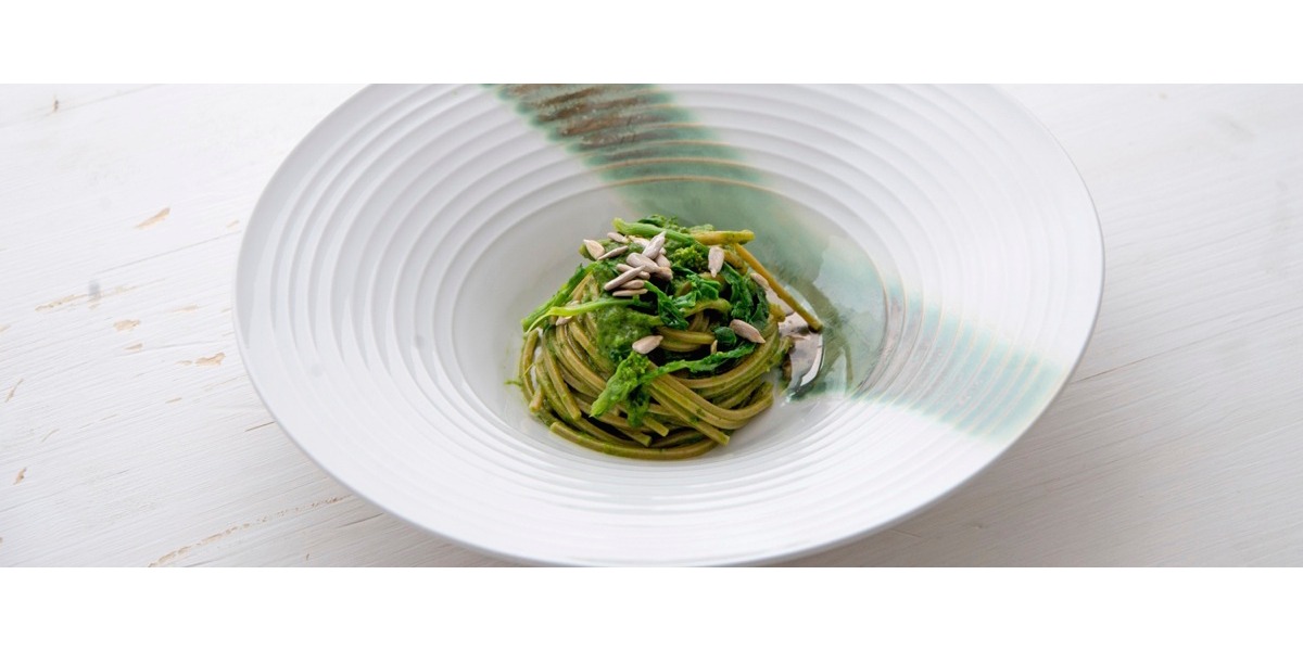 Spaghetti integrali con pesto di cime di rapa e semi di girasole