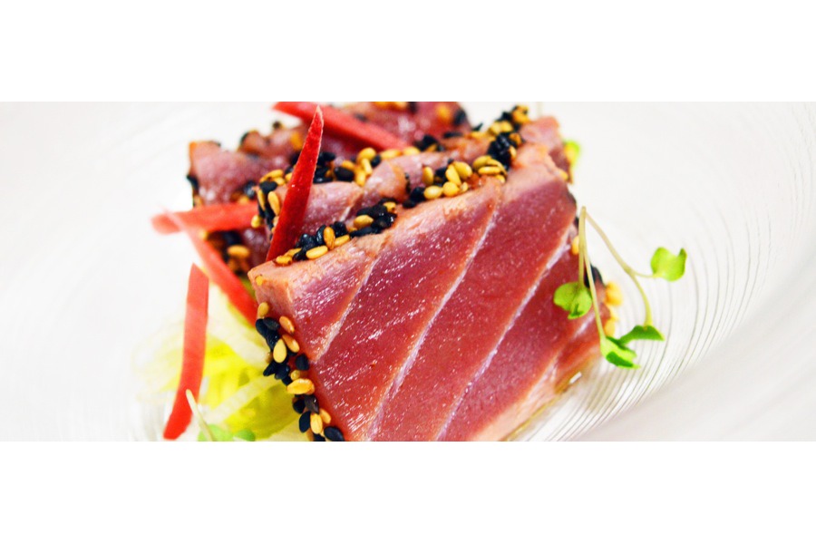 Piatto con tataki di tonno rosso di Sicilia con zenzero e porro crudo