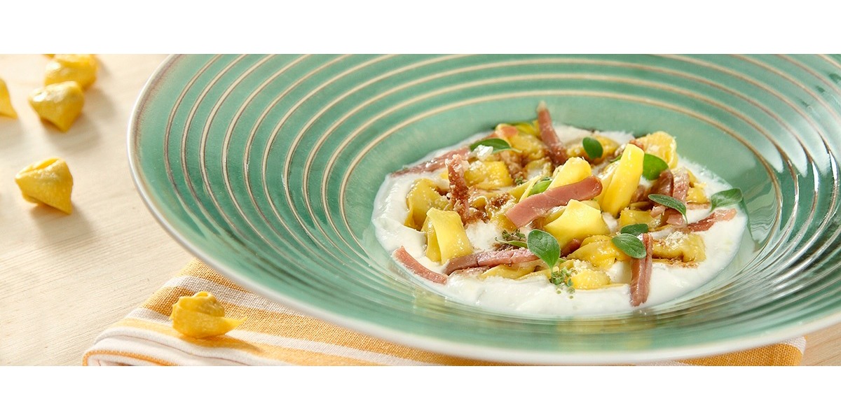 Tortellini con prosciutto crudo di Parma e parmigiano reggiano