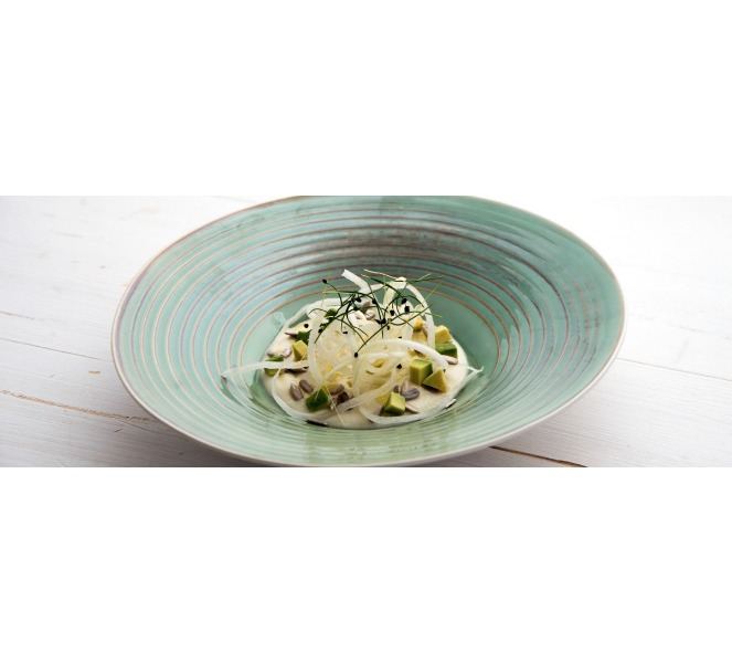 Vellutata di cavolfiore con daikon, avocado e semi di girasole