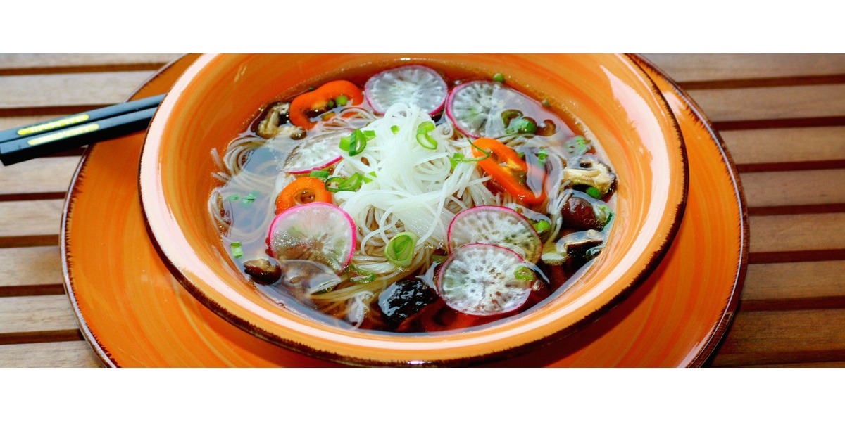 Zuppa di miso con spaghetti di riso zenzero e funghi shiitake