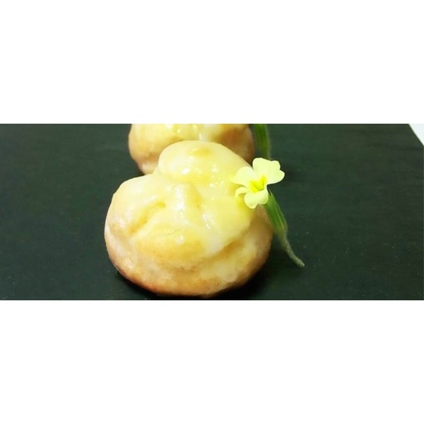 Bignè al lemon curd con glassa al profumo di primule