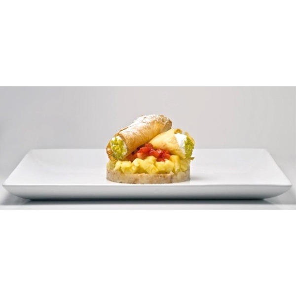 Cannolo di ananas croccante con crema alla ricotta e amaretto