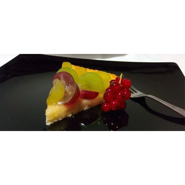 Crostata di frolla montata con gelatina di uva fragola 