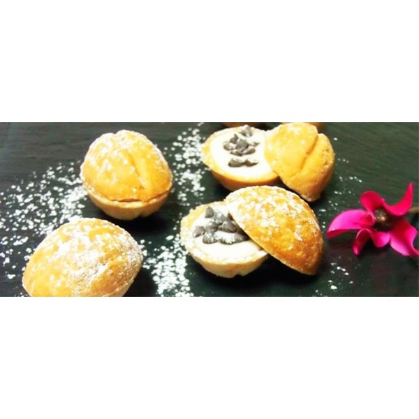 Finte noci dolci con chantilly di manteca e cioccolato