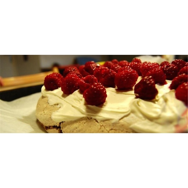 Pavlova al cioccolato con lamponi