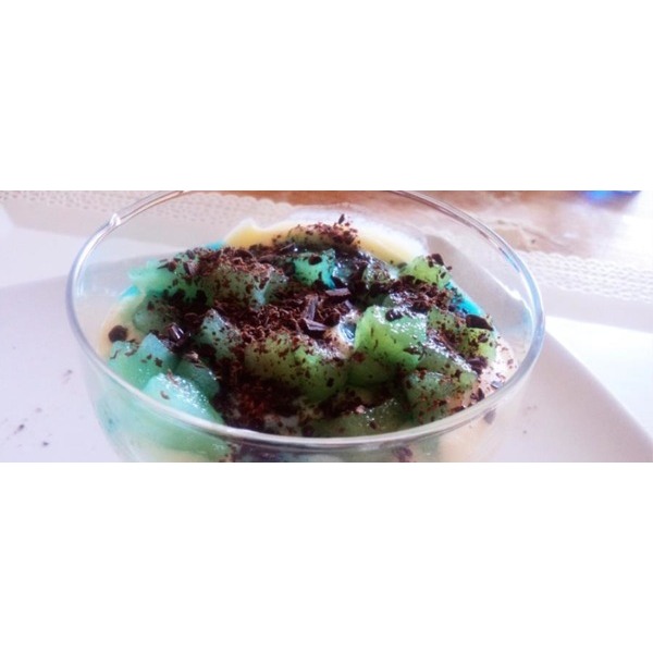 Pere caramellate al curaçao blu su chantilly all'italiana