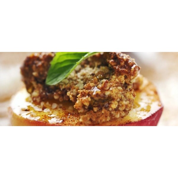 Pesche ripiene di panna montata con granelli di mandorla