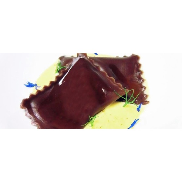 Ravioli di cacao su crema inglese