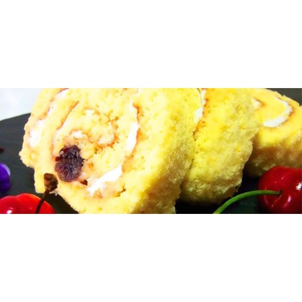 Rotolo di pasta biscotto con chantilly alla fava tonka e ciliegie