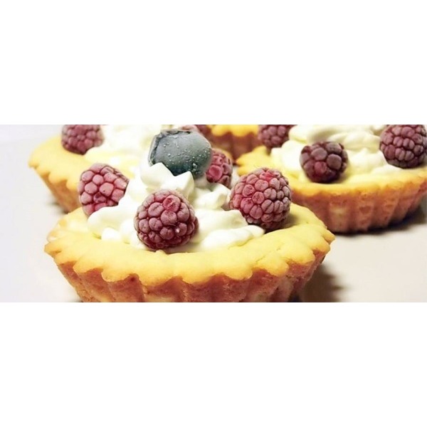 Tartellette di frolla di mandorle senza glutine con chantilly di mascarpone e frutti di bosco