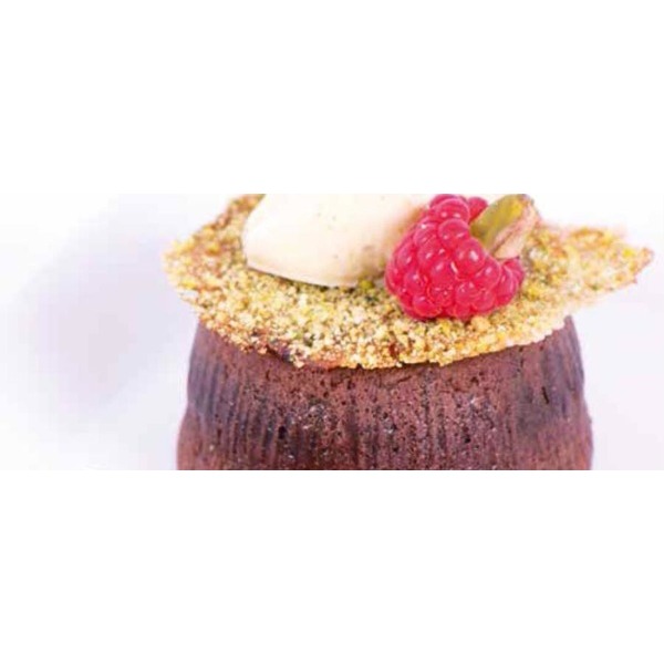Tortino al cioccolato con cuore morbido al lampone e cialda croccante al pistacchio