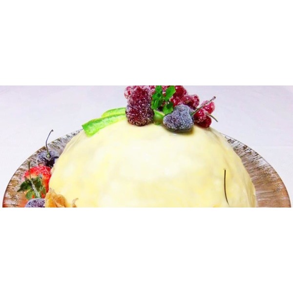 Zuccotto di pandoro con ganachè di cioccolato bianco e frutta brinata