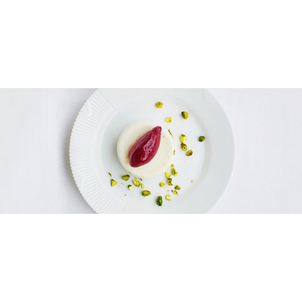 Panna cotta allo yogurt greco con sorbetto alle visciole e pistacchi