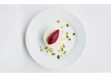 Panna cotta allo yogurt greco con sorbetto alle visciole e pistacchialt