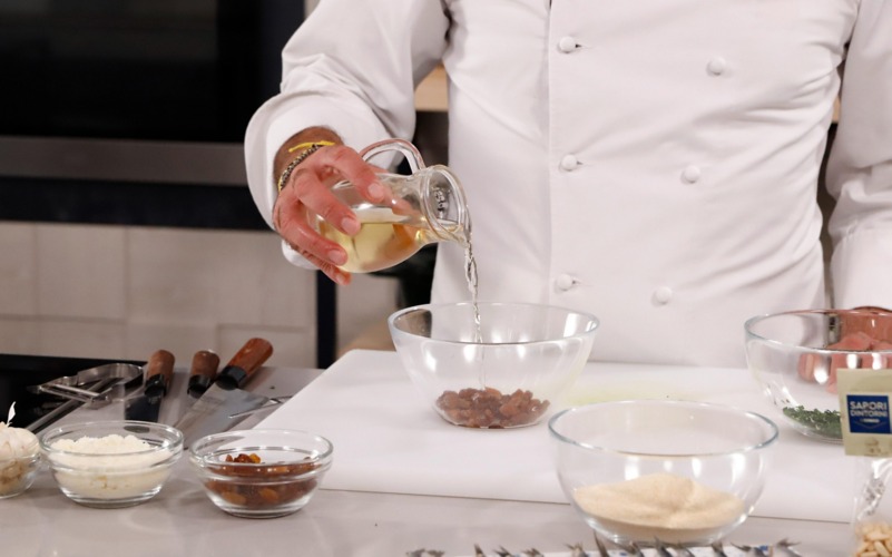 ammollare uvetta con vino