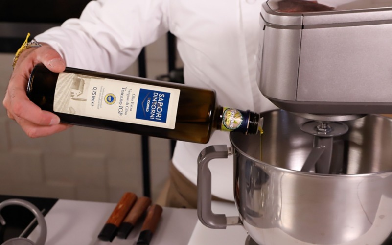 aggiungere olio e impastare