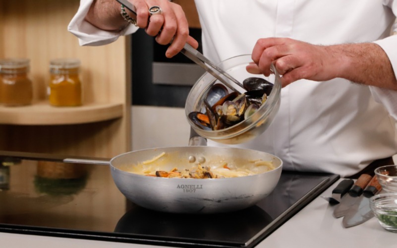 aggiungere cozze vongole con gusci