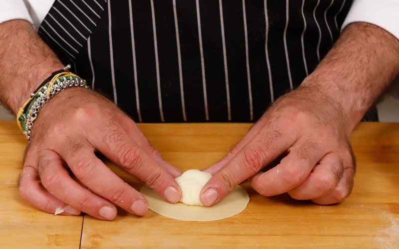 Farcire la seada con il pecorino