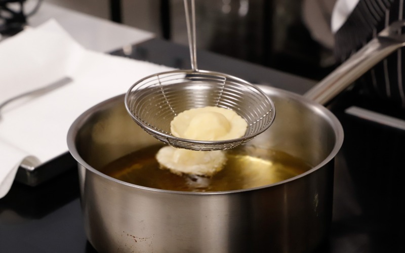 Friggere le seadas in olio bollente