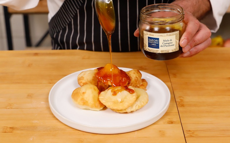Seadas ancora calde con miele di castagno