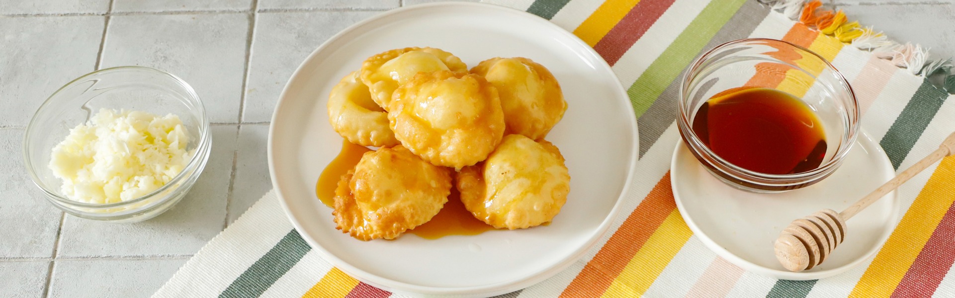 Seada, dolce fritto tipico sardo con miele di castagno