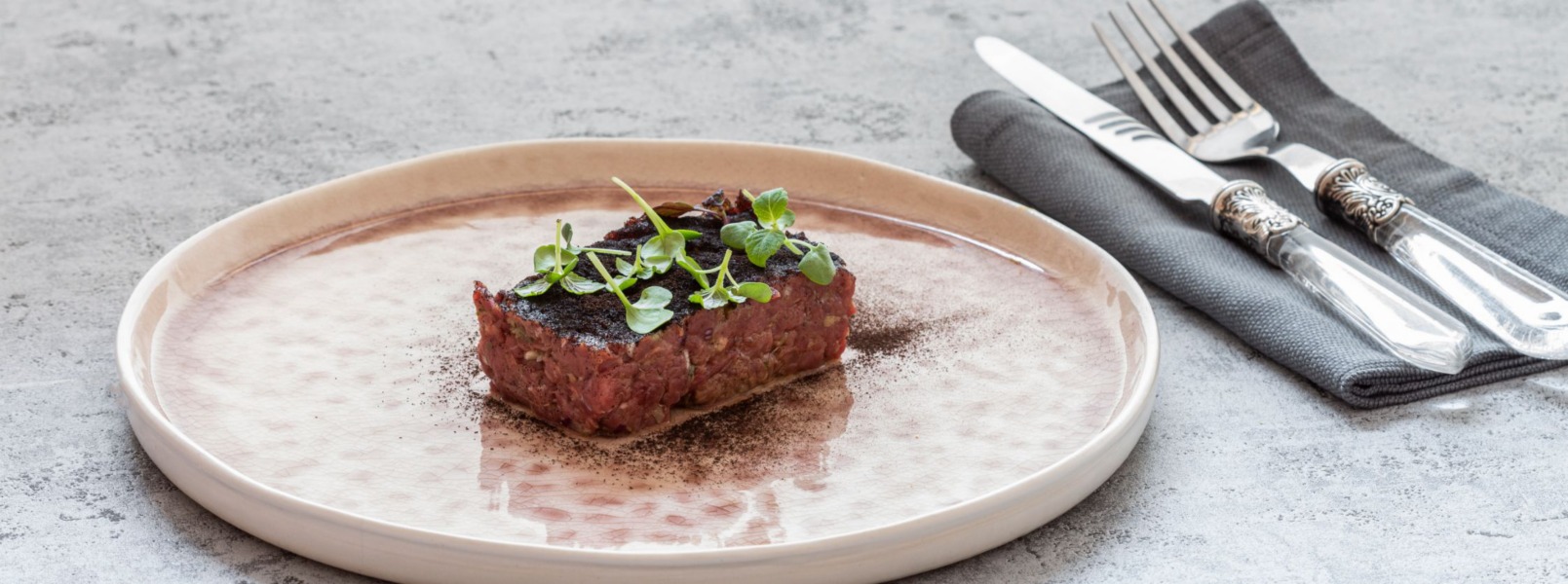 Tartare di capriolo con cipollotto, limone e capperi