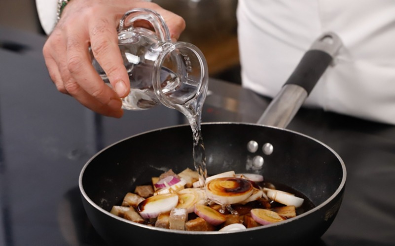 aggiungere acqua e rosolare