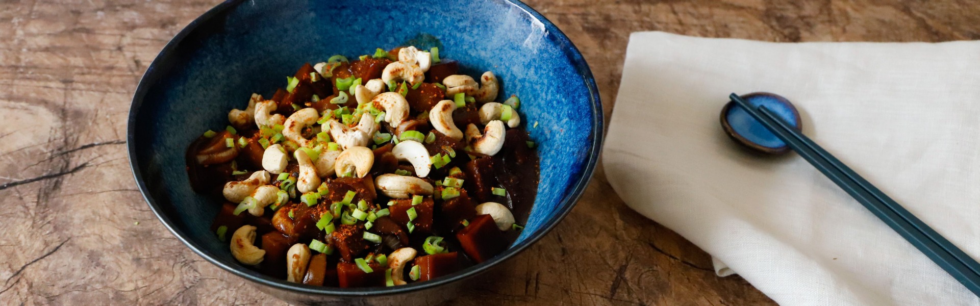 seitan-in-padella-con-cipollotti-anacardi