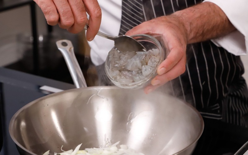 rosolare cipolla, aglio e gamberi