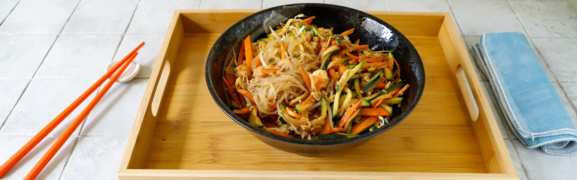 Pasta shirataki servita in una ciotola con verdure croccanti e gamberi