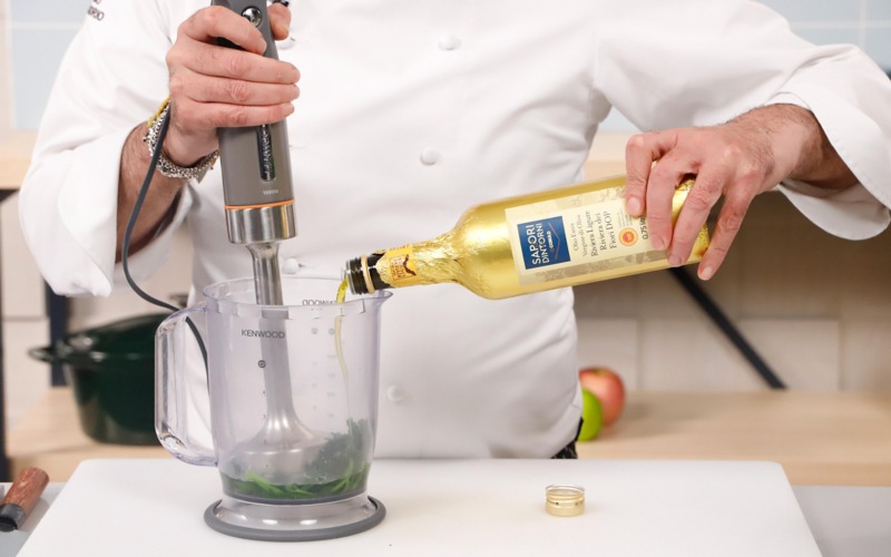 frullare con olio a filo