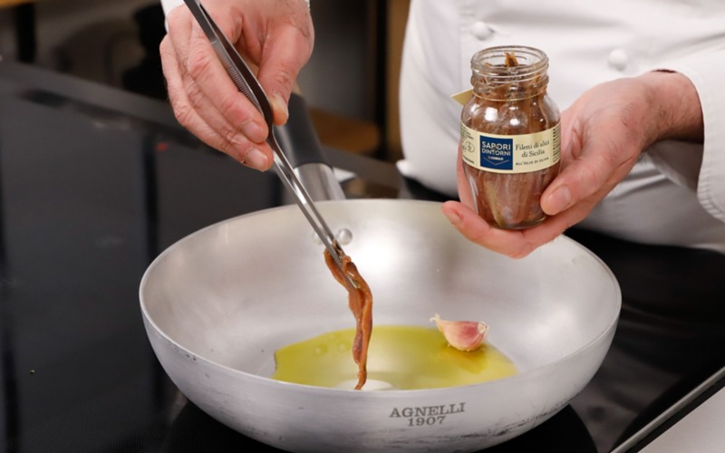 aggiungere filetti di alici in padella