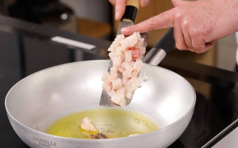 aggiungere pesce spada in padella
