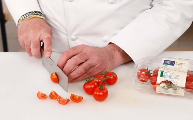tagliare i pomodorini