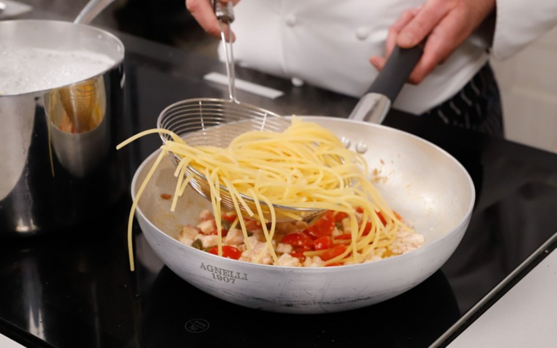 cuocere la pasta e aggiungerle al condimento