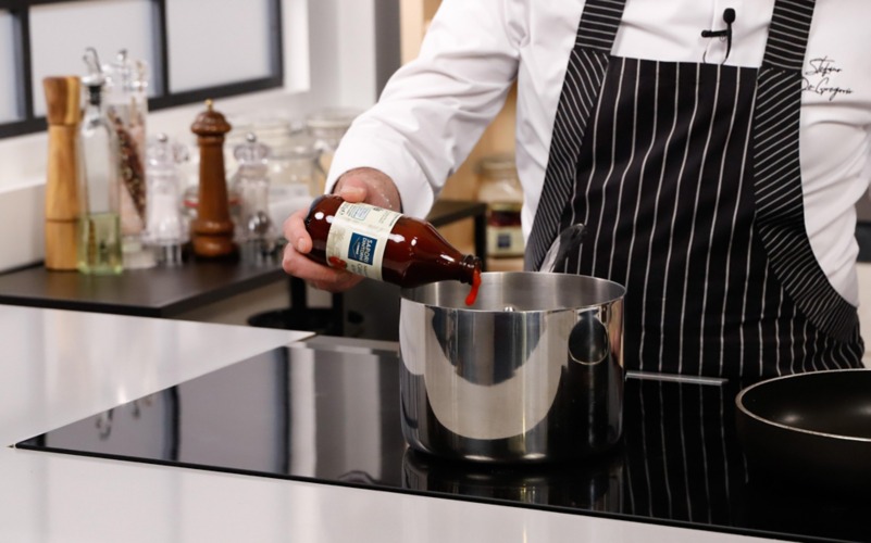 versare passata pomodoro