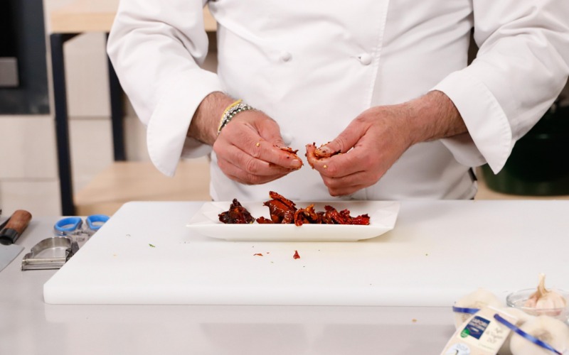 sbriciolare peperone crusco con mani