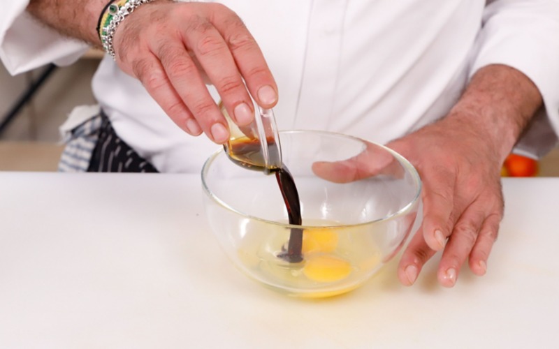 mischiare uova e soia